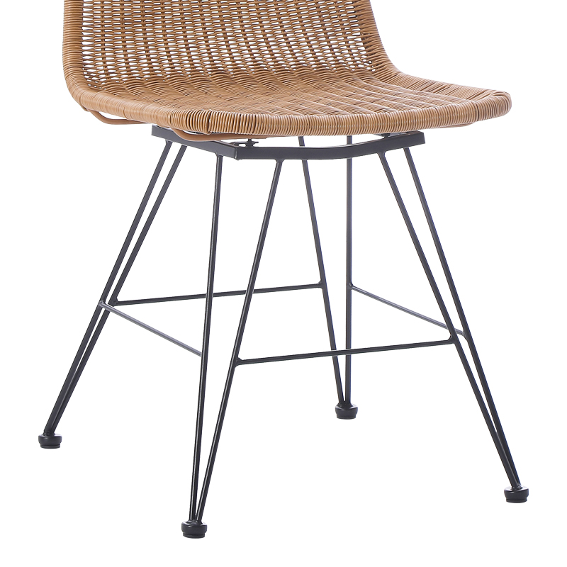 Karrige Pamela pakoworld pe rattan në nuancë natyrale dhe këmbë metalike të zeza 44x58x82cm