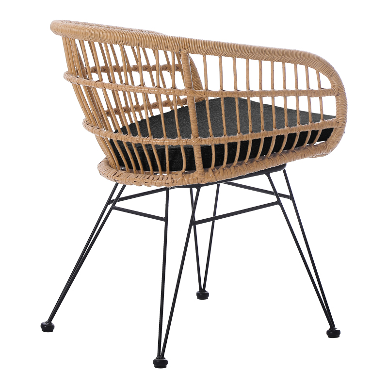 Naoki pakoworld fotel me jastëk pe rattan në nuancë natyrale dhe këmbë metalike të zeza 63x61x79cm