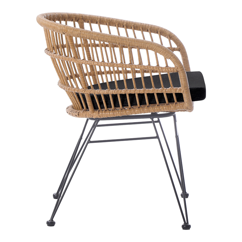 Naoki pakoworld fotel me jastëk pe rattan në nuancë natyrale dhe këmbë metalike të zeza 63x61x79cm