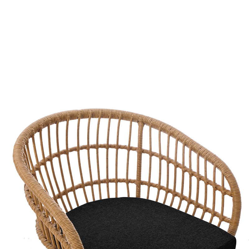 Naoki pakoworld fotel me jastëk pe rattan në nuancë natyrale dhe këmbë metalike të zeza 63x61x79cm
