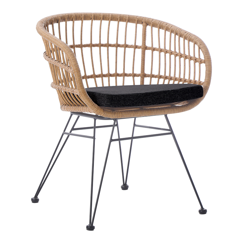 Naoki pakoworld fotel me jastëk pe rattan në nuancë natyrale dhe këmbë metalike të zeza 63x61x79cm