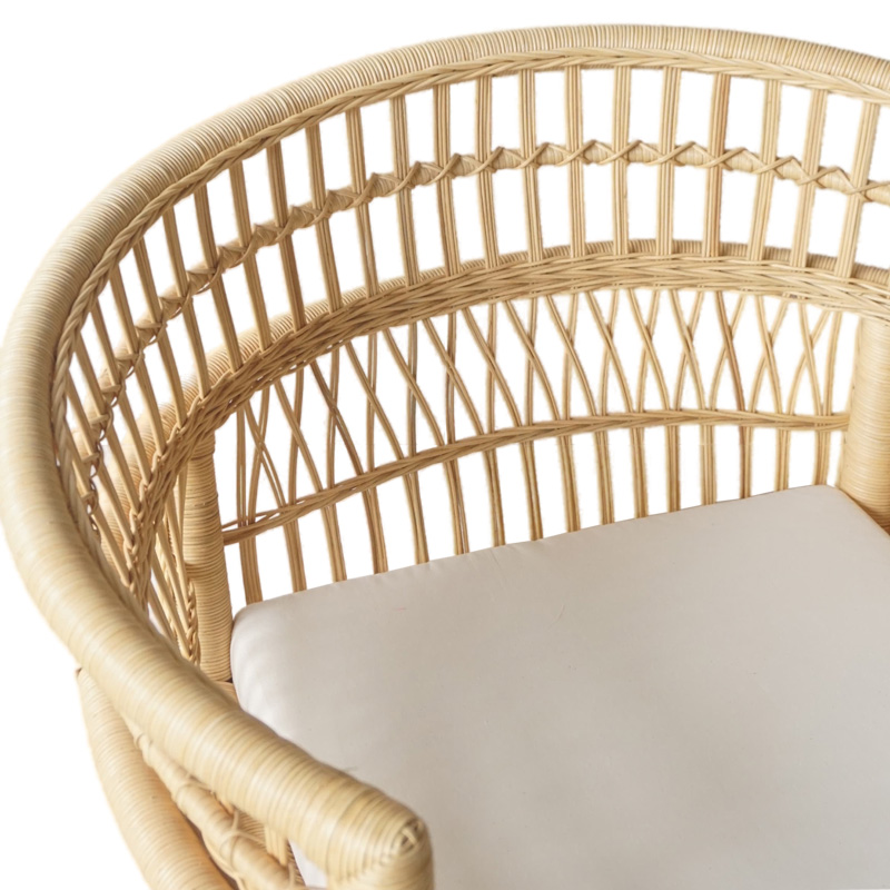Fotel Necorian pakoworld dru tik dhe pe rattan në ngjyrë natyrale dhe jastëk i bardhë 80x70x87cm