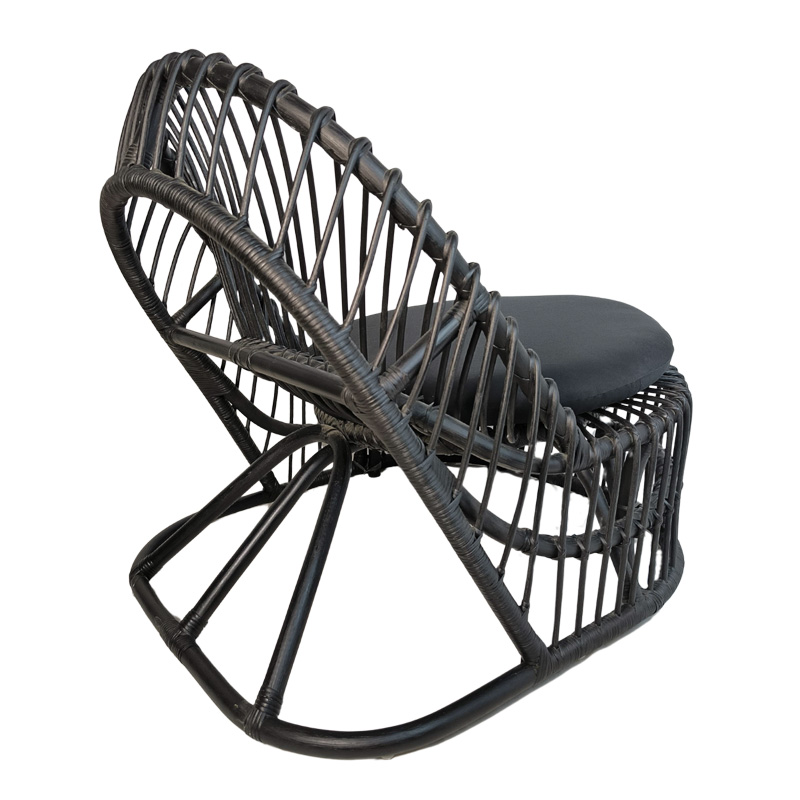 Fotel Tromso pakoworld rattan PE në ngjyrë të zezë dhe jastëk i zi 80x85x98cm