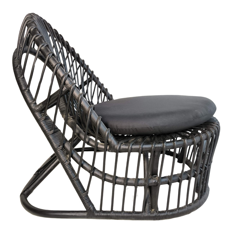 Fotel Tromso pakoworld rattan PE në ngjyrë të zezë dhe jastëk i zi 80x85x98cm