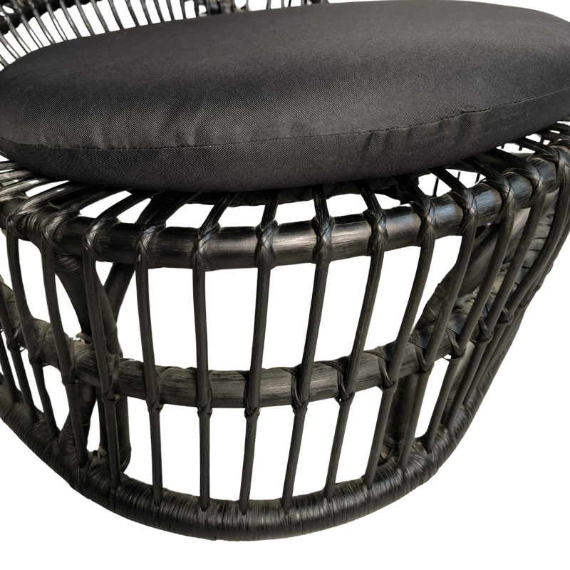 Fotel Tromso pakoworld rattan PE në ngjyrë të zezë dhe jastëk i zi 80x85x98cm
