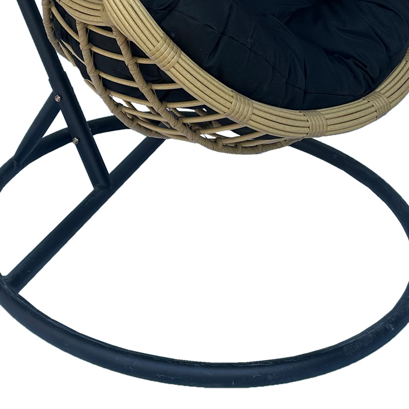 Fole lëkundëse Cungo pakoworld me bazë metalike të zezë - rattan pe bezhë me jastëkë të zinj 125x105x195cm
