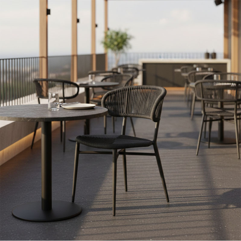 Karrige alumini-pe rattan Agus pakoworld e palosshme në nuancë të zezë 55x63x77cm