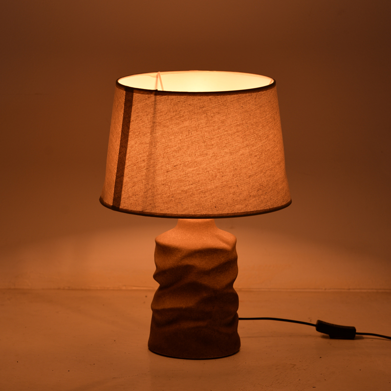 Llamba tavoline qeramike Wabbi Inart E27 në nuancë gri antike-bezhë D28x41cm