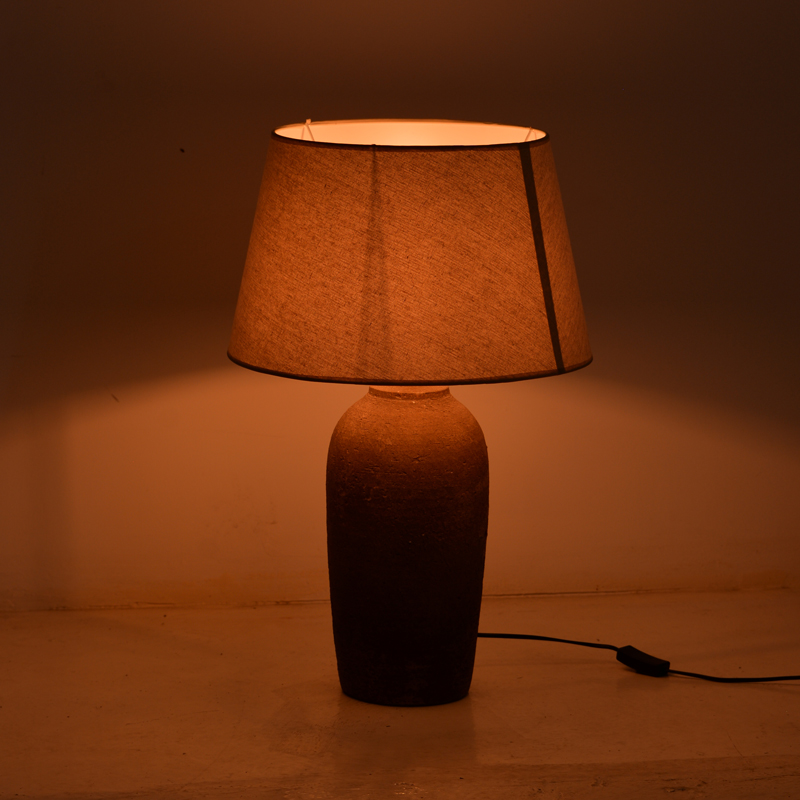 Llambë tavoline qeramike Barout Inart E27 në nuancë gri antike-bezhe D40x62cm